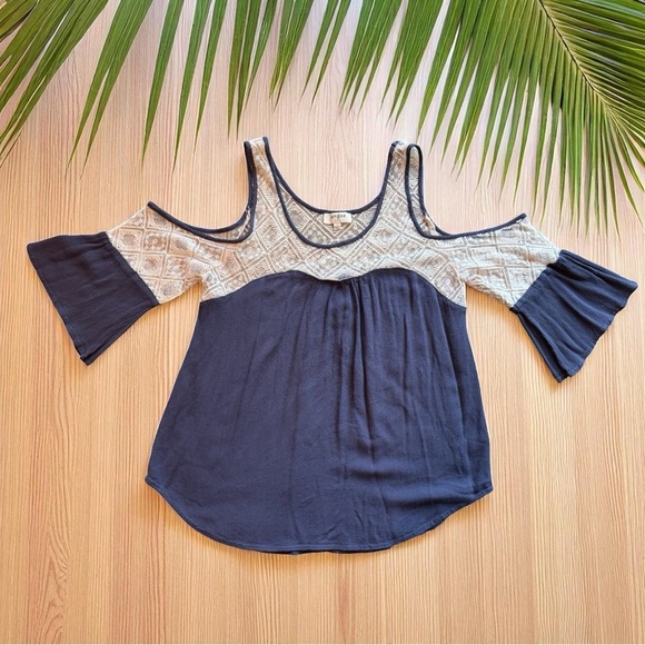 Umgee USA Cold Shoulder Boho Blouse with Crochet Lace - Size L - Picture 8 of 13